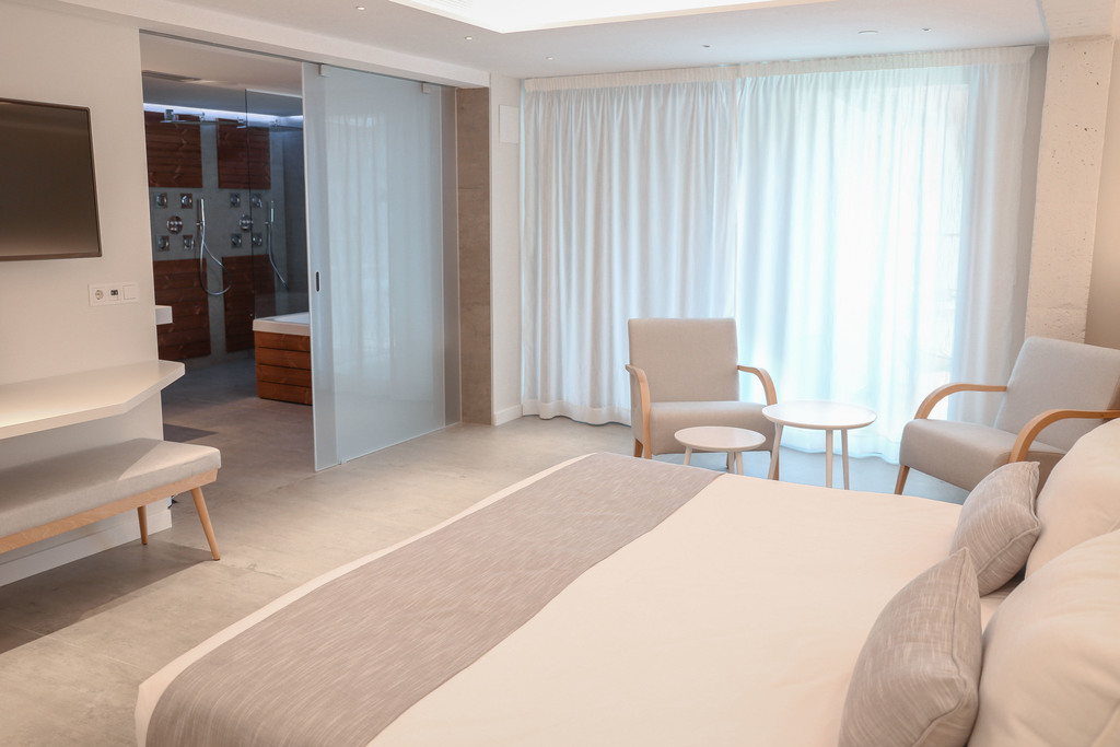 ​Calma Suite with Hydromassage & Balcony swimming pool view